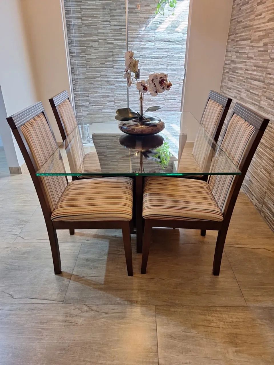 Mesa de madeira com 4 cadeiras