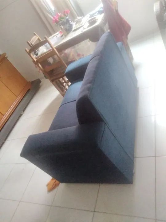 Sofá de 2 lugares azul - ótimo estado - Foto 3