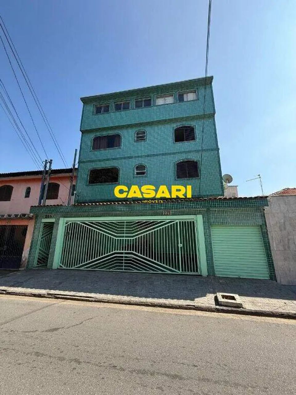 Prédio à venda com 3 apartamentos e 3 salões comerciais  Excelente investimento