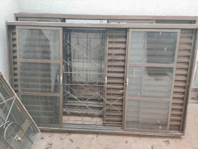Janelas Em Ferro Com 2 Venesianas Fixa 2 Corrediças e Vidro