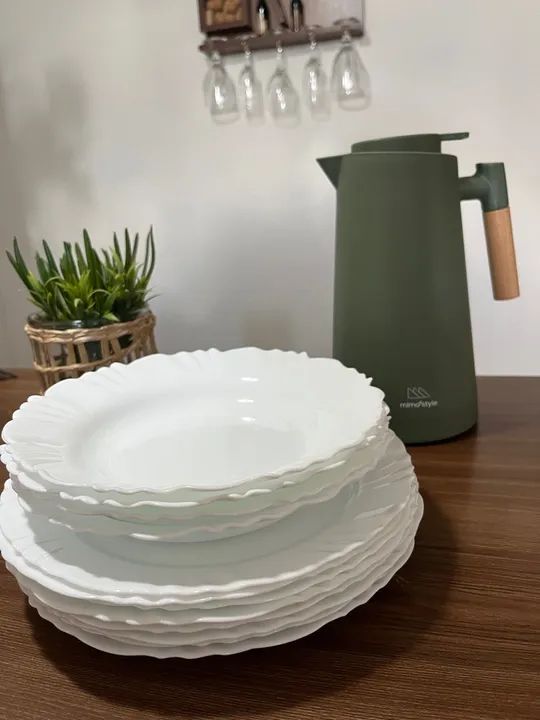Jogo de pratos 12 peças + garrafa de café 