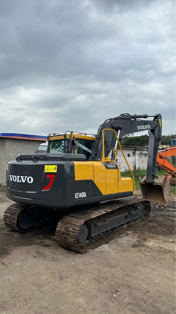 Escavadeira Volvo 140 