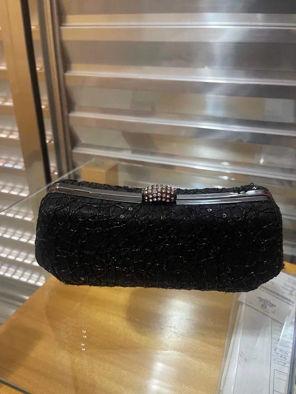 Clutch preta com detalhe em strass