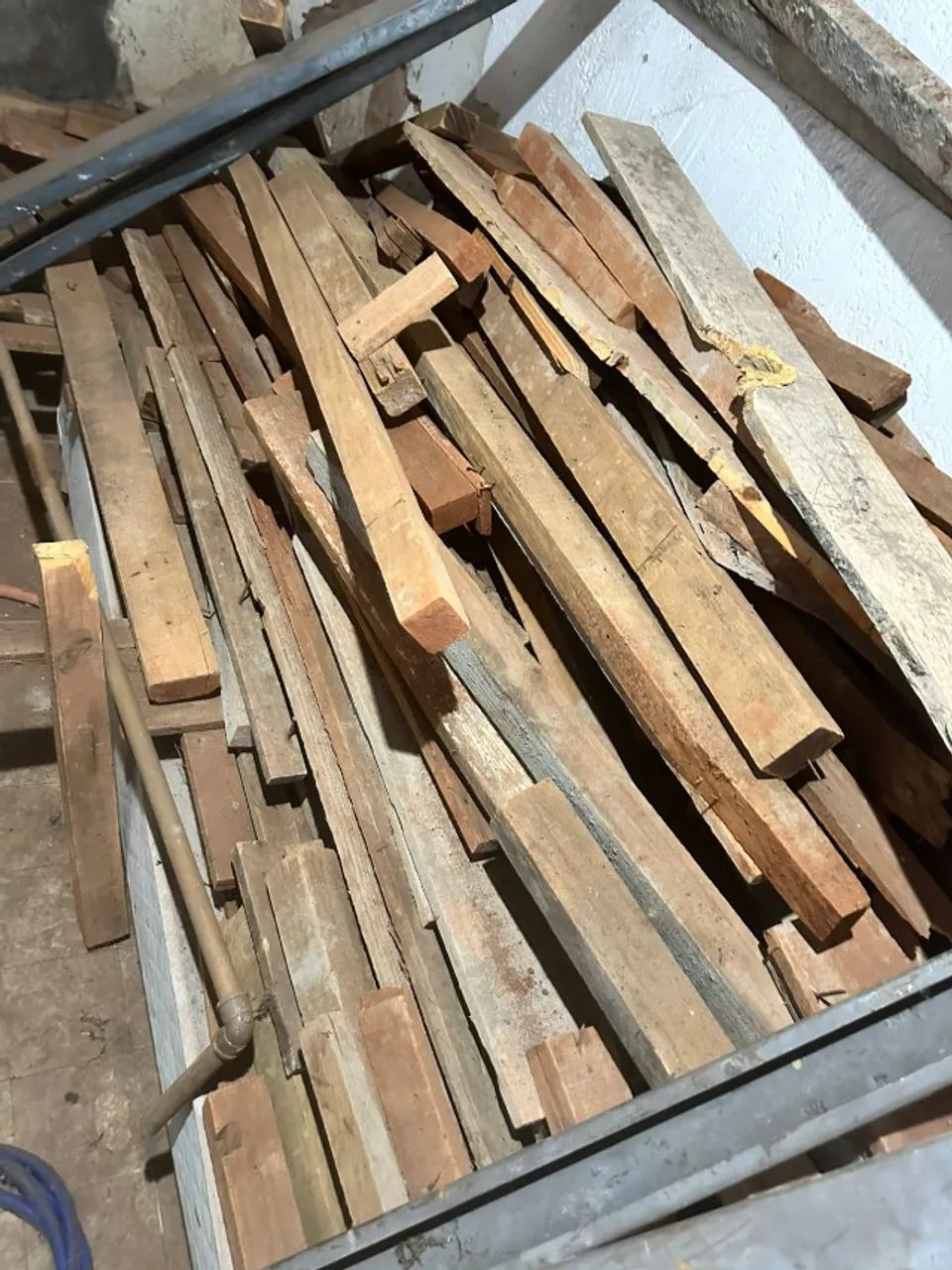 Madeira diversa para construção sobra obra