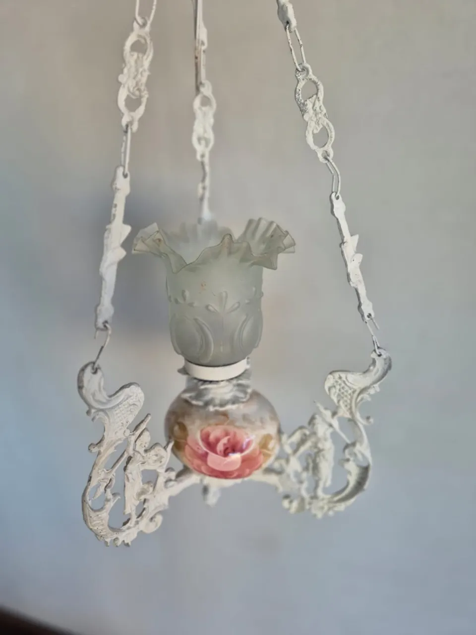 Lustre em metal e porcelana