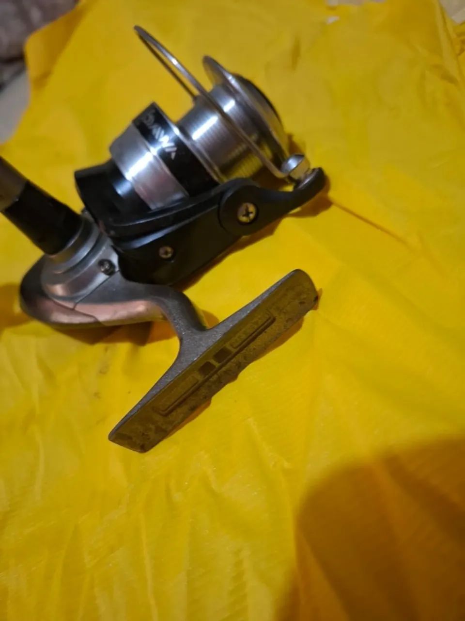 molinete daiwa strikeforce 400B semi novo - Foto 2