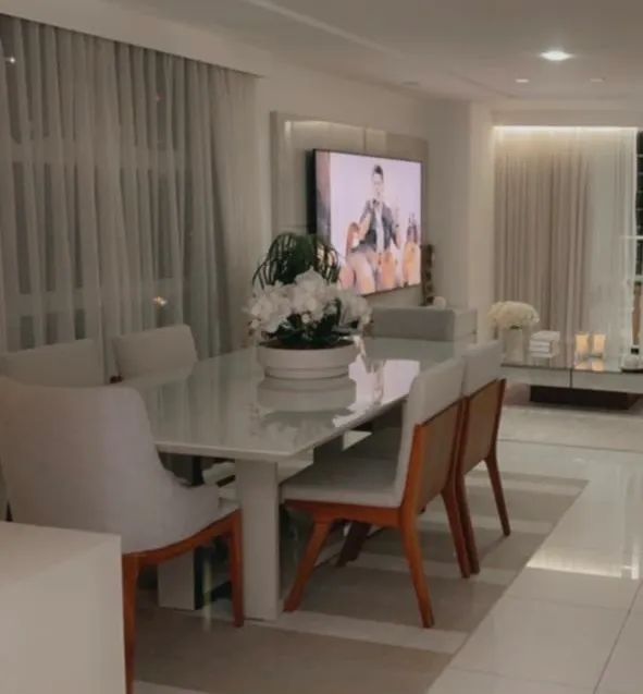 Conjunto de mesa e 6 cadeiras 