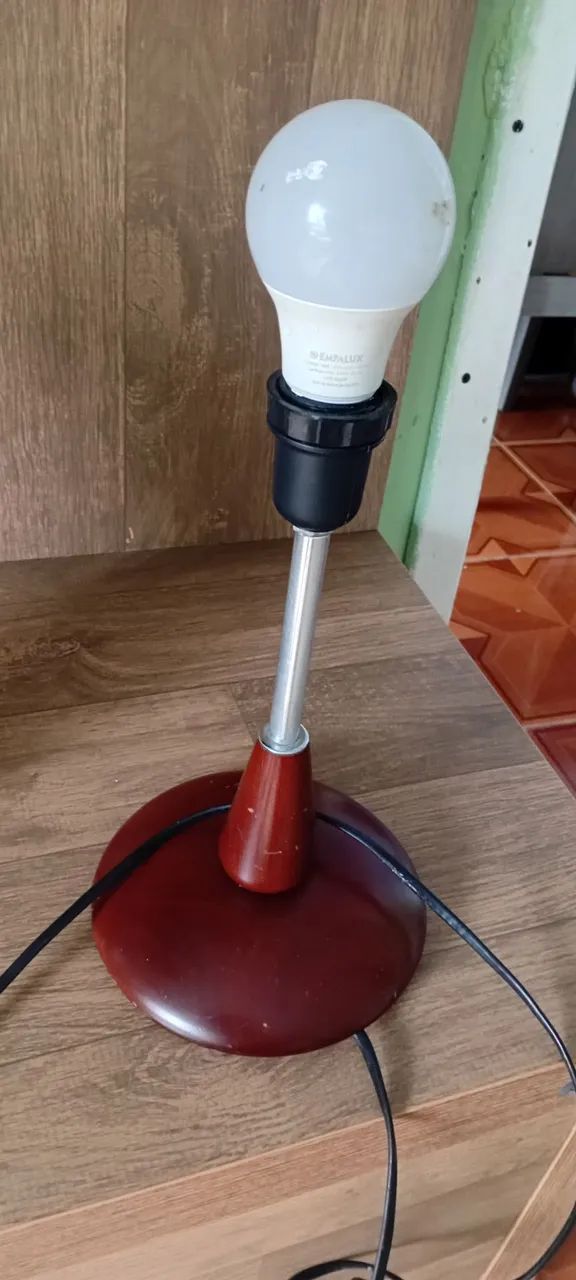 Abajur simples com lâmpada