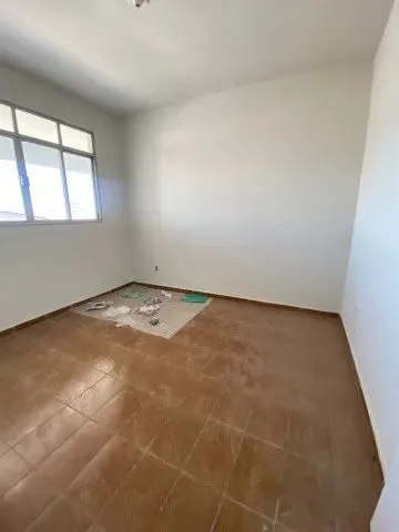 aluga se apartamento amplo av carlos lindemberg V.V.