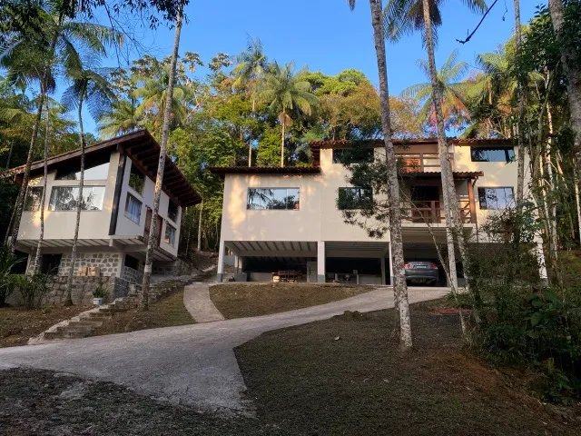 Casa com edícula no Alto Penedo, em Área de Proteção Ambiental