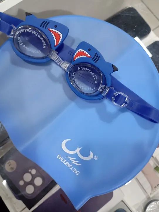 Kit Natação Touca Silicone e Óculos de natação infantil desenho de tubarão - Foto 3