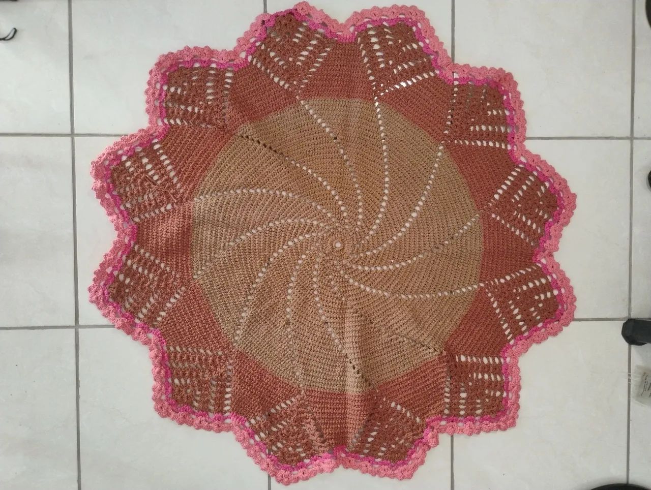 Tapete de crochê artesanal rosa 110cm