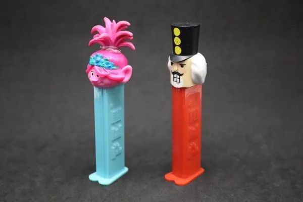 Par de dispensers PEZ (Trolls e Nutcracker)