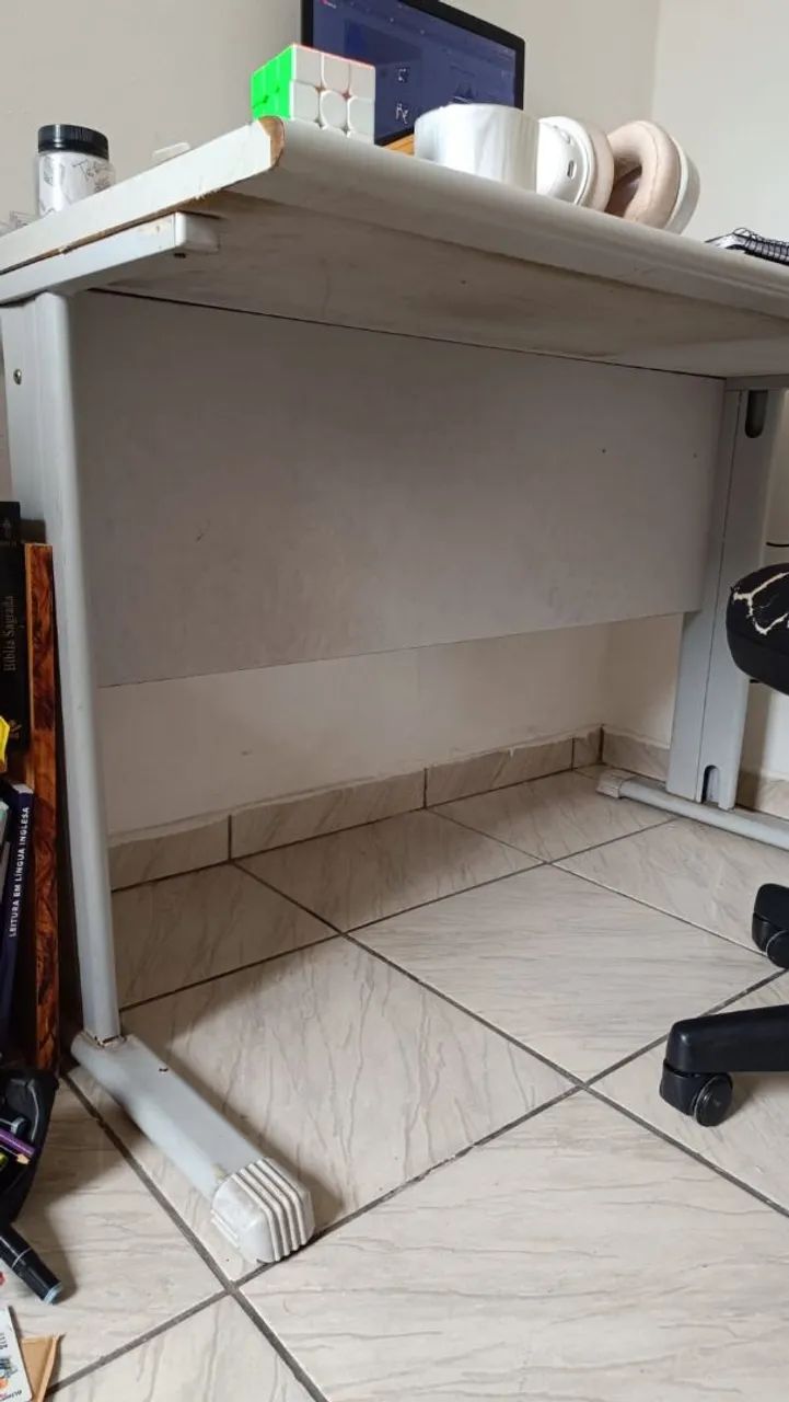 Mesa e cadeira para computador
