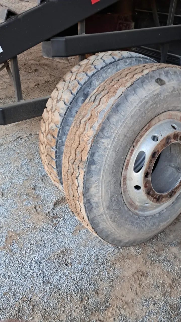 4 pneus 900 r 20  - Foto 2