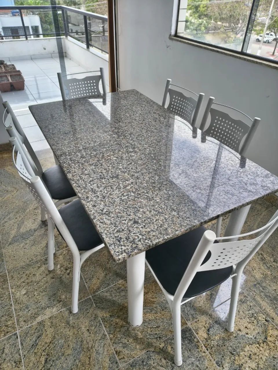 Mesa de 6 lugares com tampo de granito