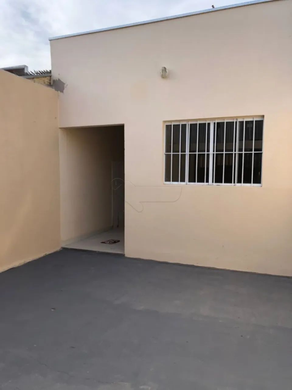 2 DORMITÓRIOS, SALA, COZINHA COM GABINETE, WC SOCIAL.
