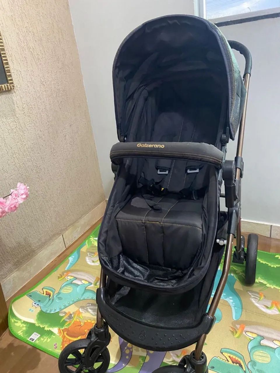 Carrinho Galzerano com bebe conforto e base 