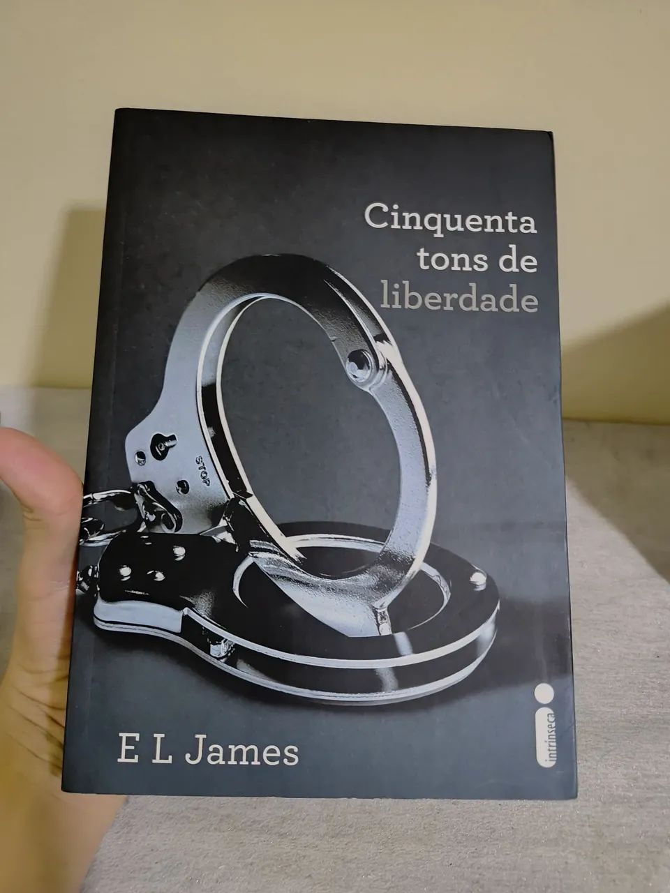 Livros 1 e 3 - Saga Cinquenta Tons - Foto 3