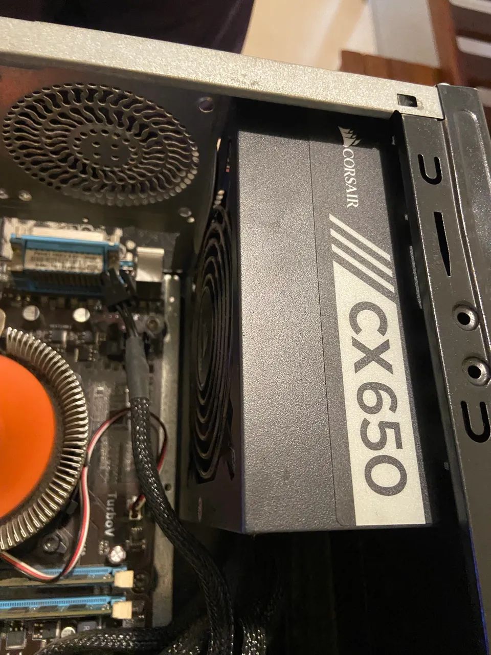 fonte de alimentação para computador, modelo Corsair CX650.