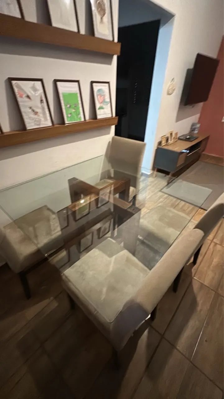 Mesa com pés de madeira e tampa de vidro - Foto 3