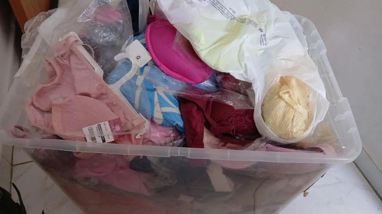 Roupas e colchas e conjunto de sutiã  etc - Foto 3