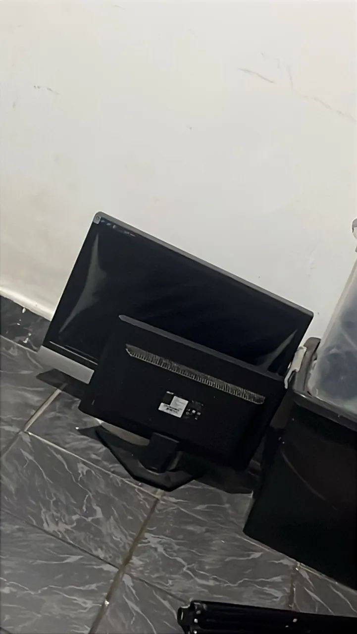 Vendo dois monitores 