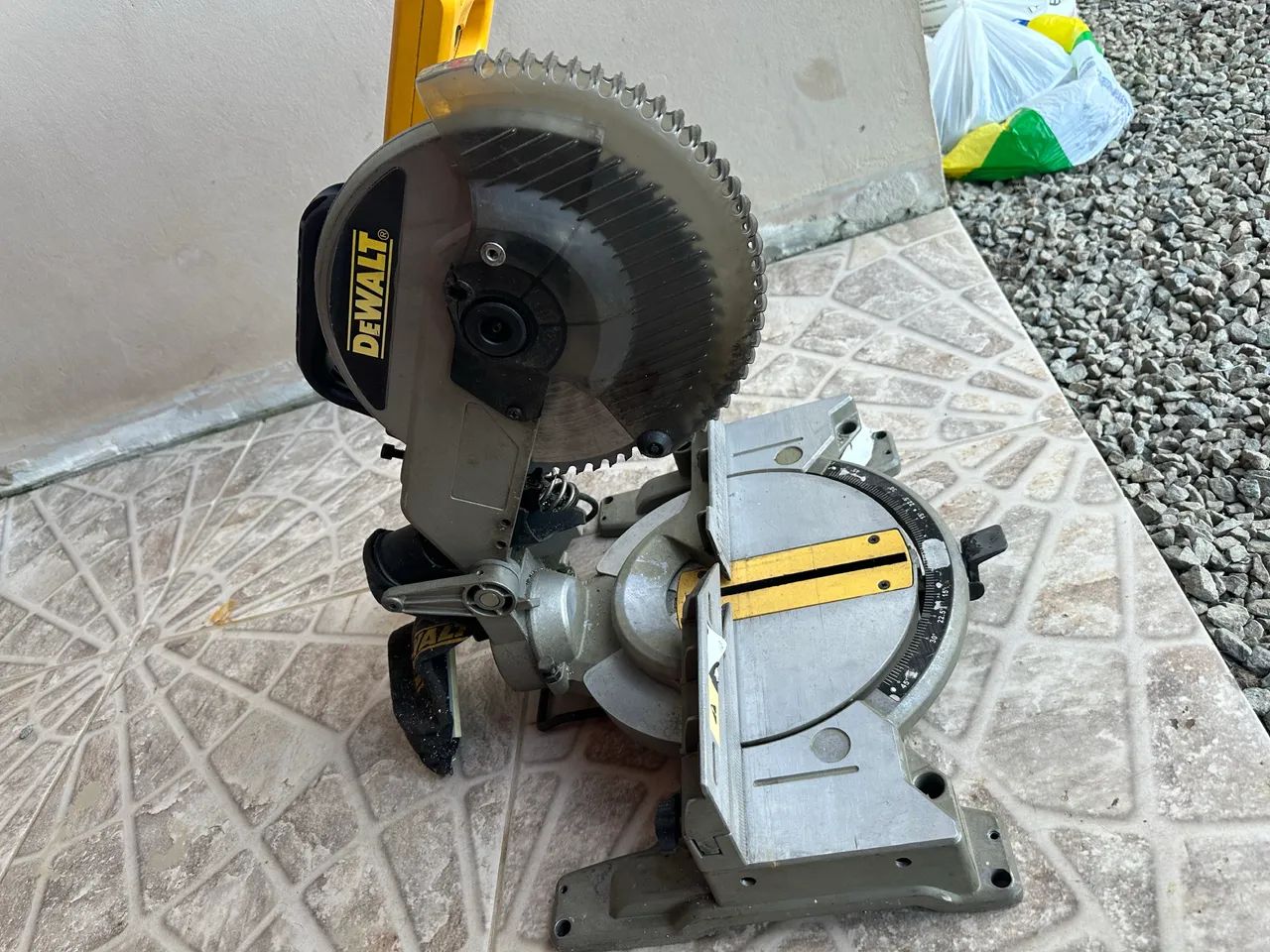 serra meia esquadria 10 polegadas dewalt - Foto 2