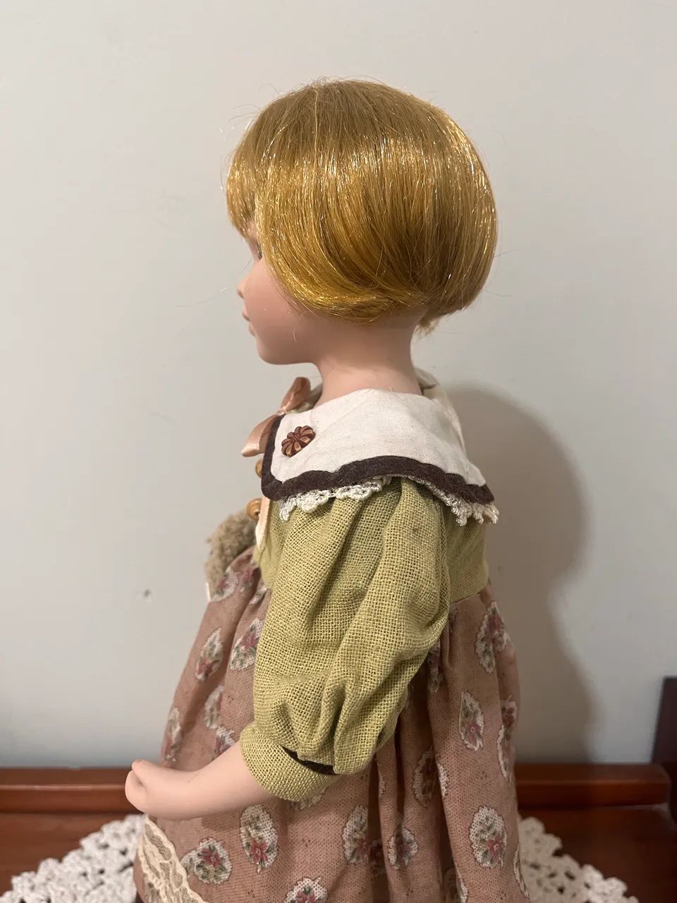 Boneca porcelana 45cm com mascote na mão  - Foto 5