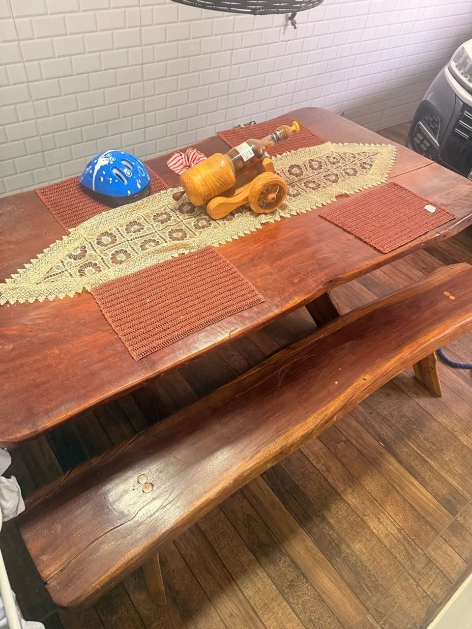 Mesa madeira maciça com dois bancos 