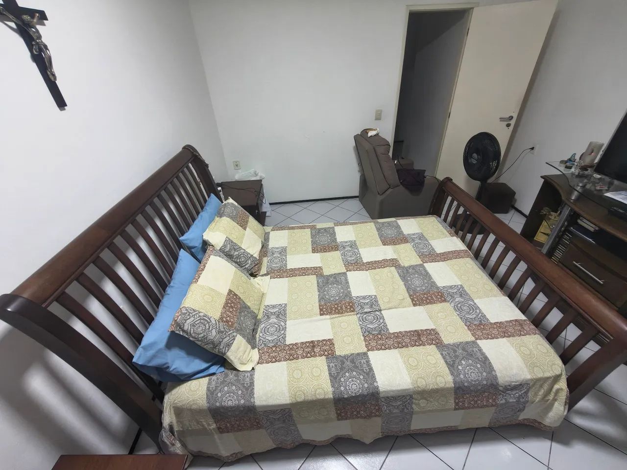 CAMA DE CASAL EM MADEIRA QUEEN SIZE - Foto 3