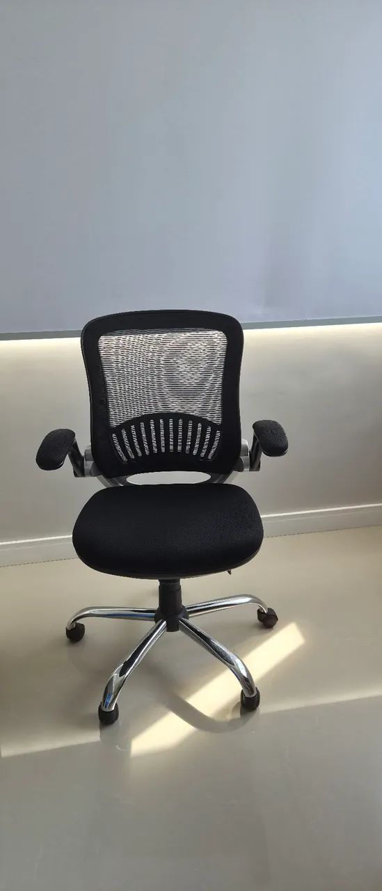 Cadeira de escritório giratória com braços 