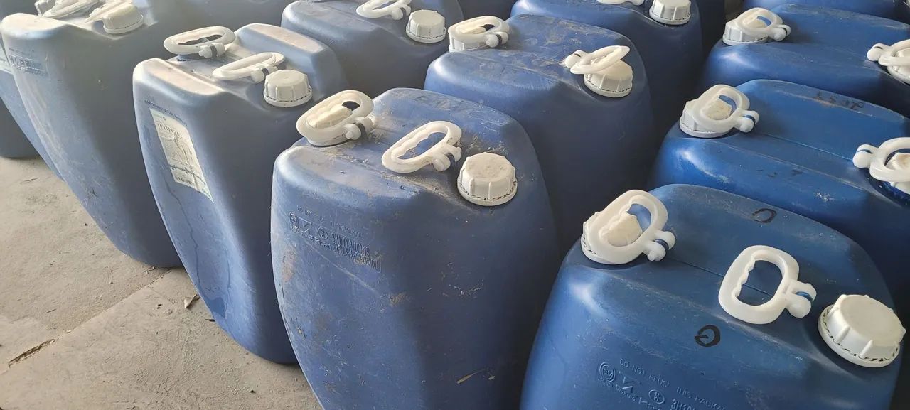 Galões de plástico 50 litros usados 