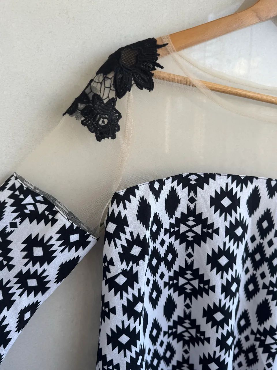 Blusa feminina estampa geométrica e transparencia  - Foto 4