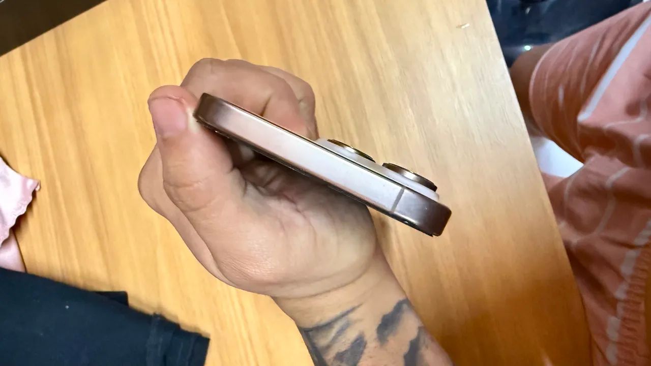 Iphone 16 pro Max  - Foto 2