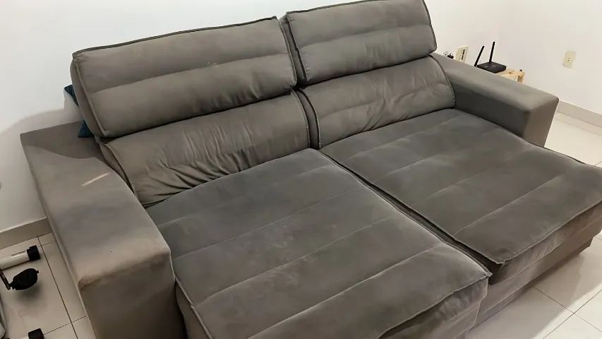 Sofá 3 lugares retrátil e inclinável em suede cinza - Foto 2