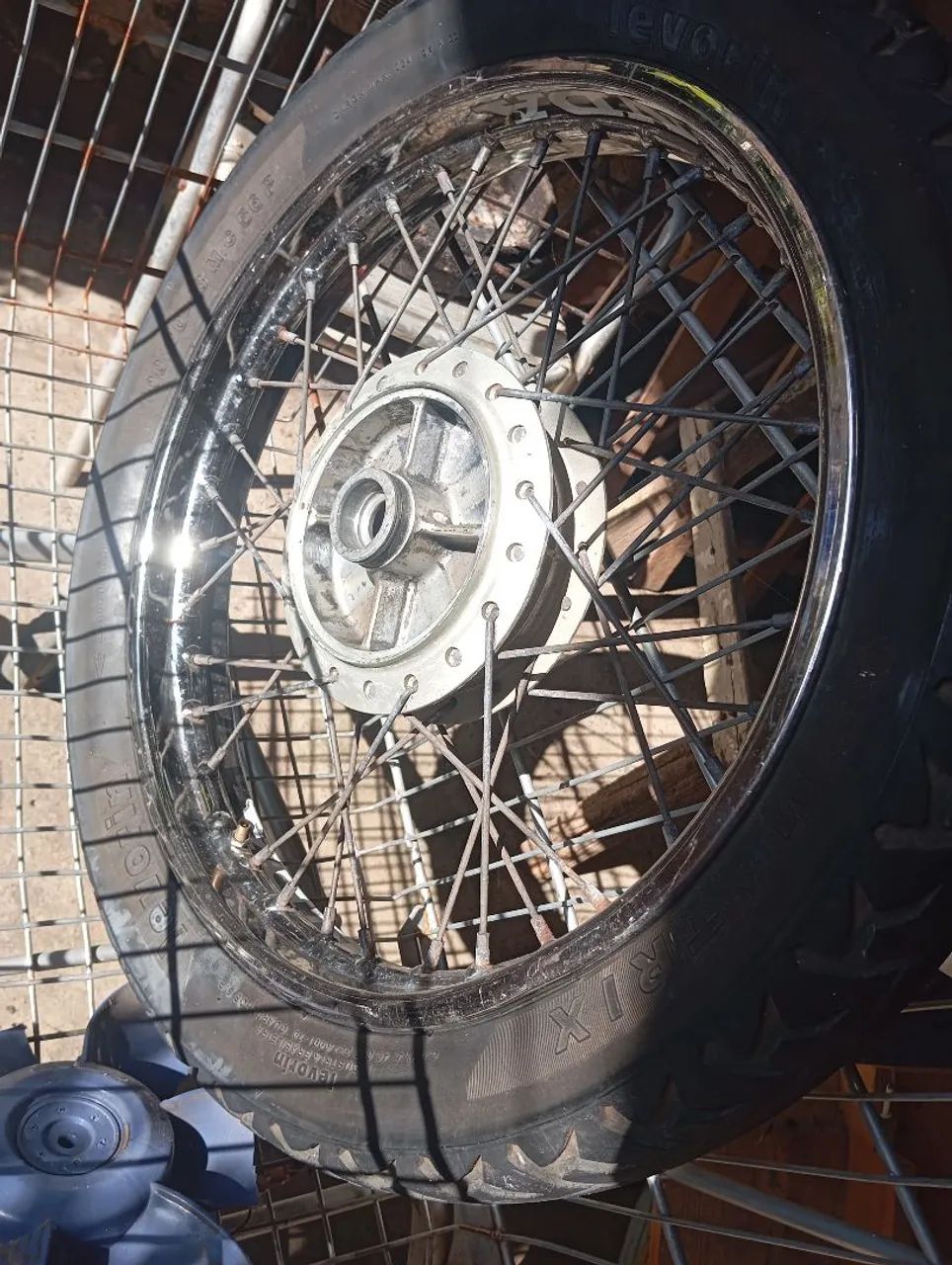 Roda com pneu  - Foto 4