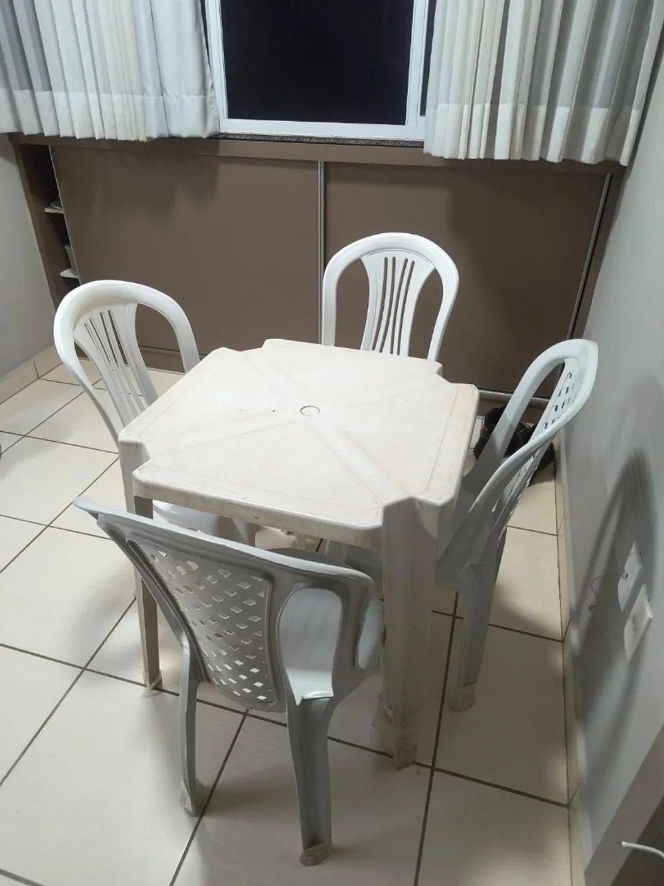 Jogo mesa com 4 cadeiras plástica  - Foto 2