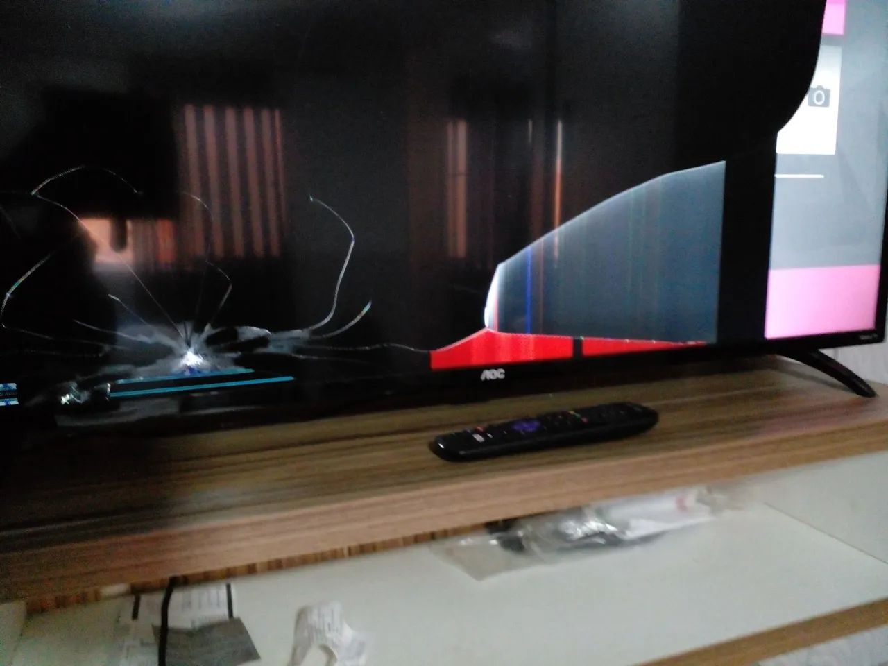 TV 45 polegadas com tela danificada mais tudo funcionando normalmente 
