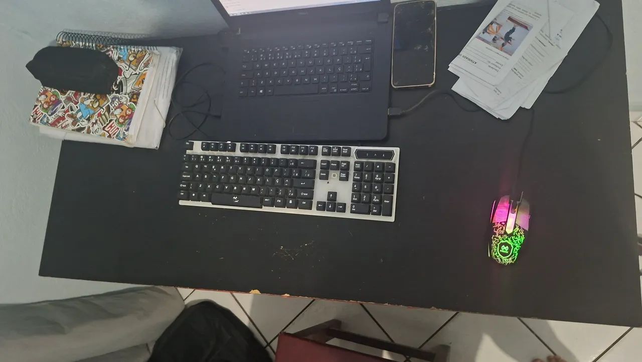 VENDO MESA GAMER (COM ALGUNS ARRANHADOS) - Foto 3
