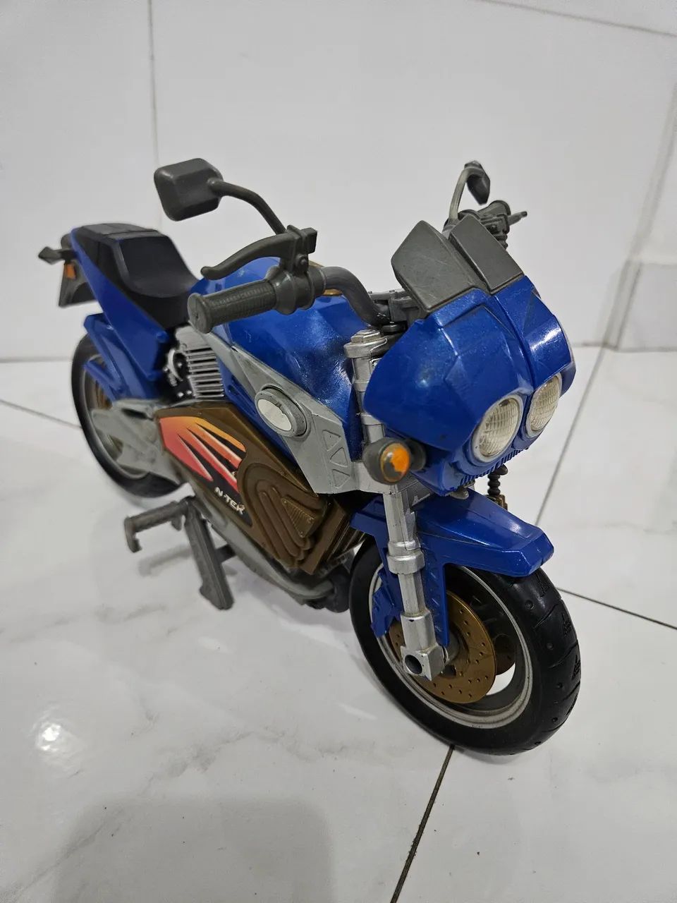 Moto azul Max Steel com farol funcionando