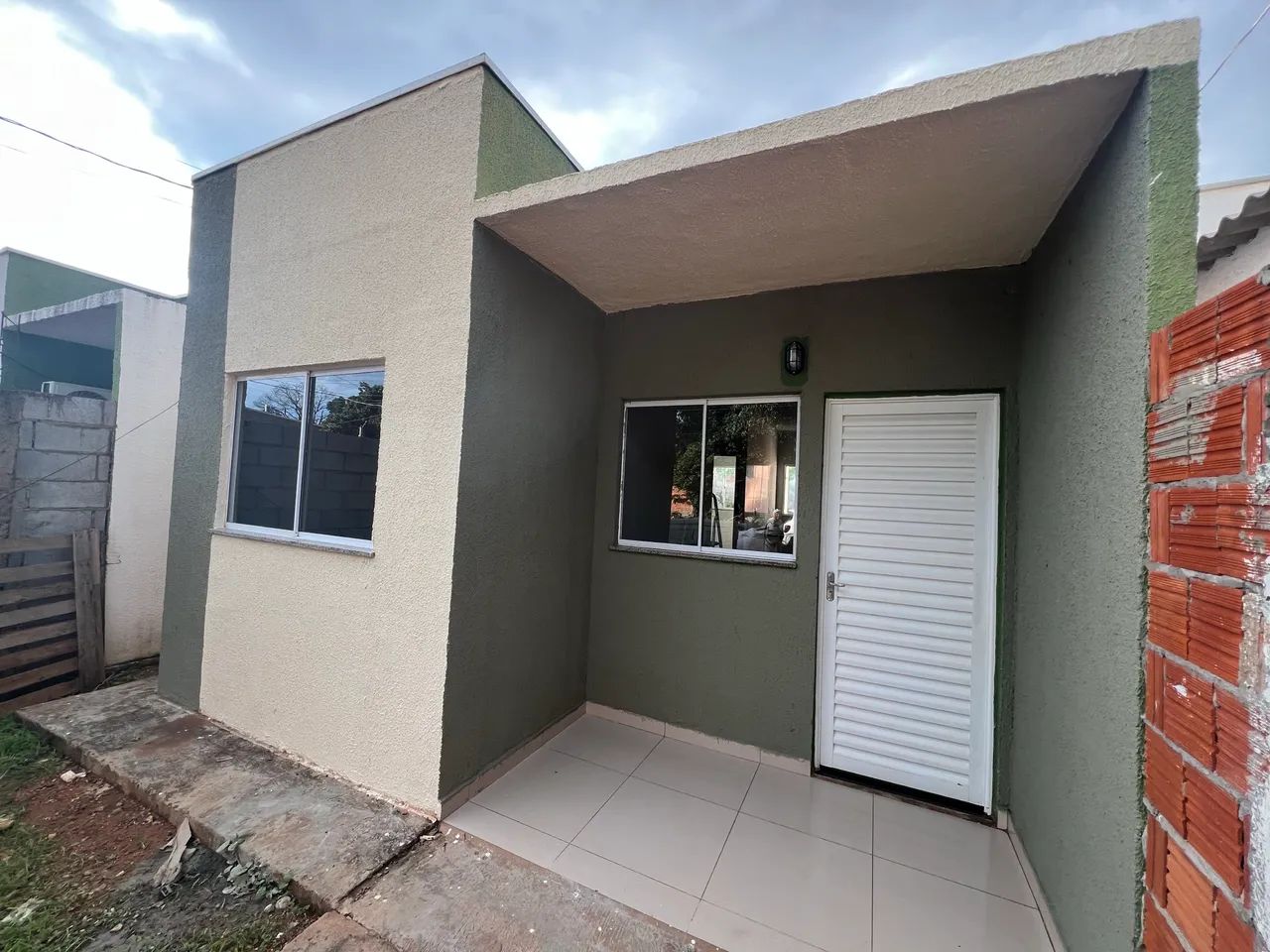 Casa 2 quartos murada e com portão Jardim Primavera VG