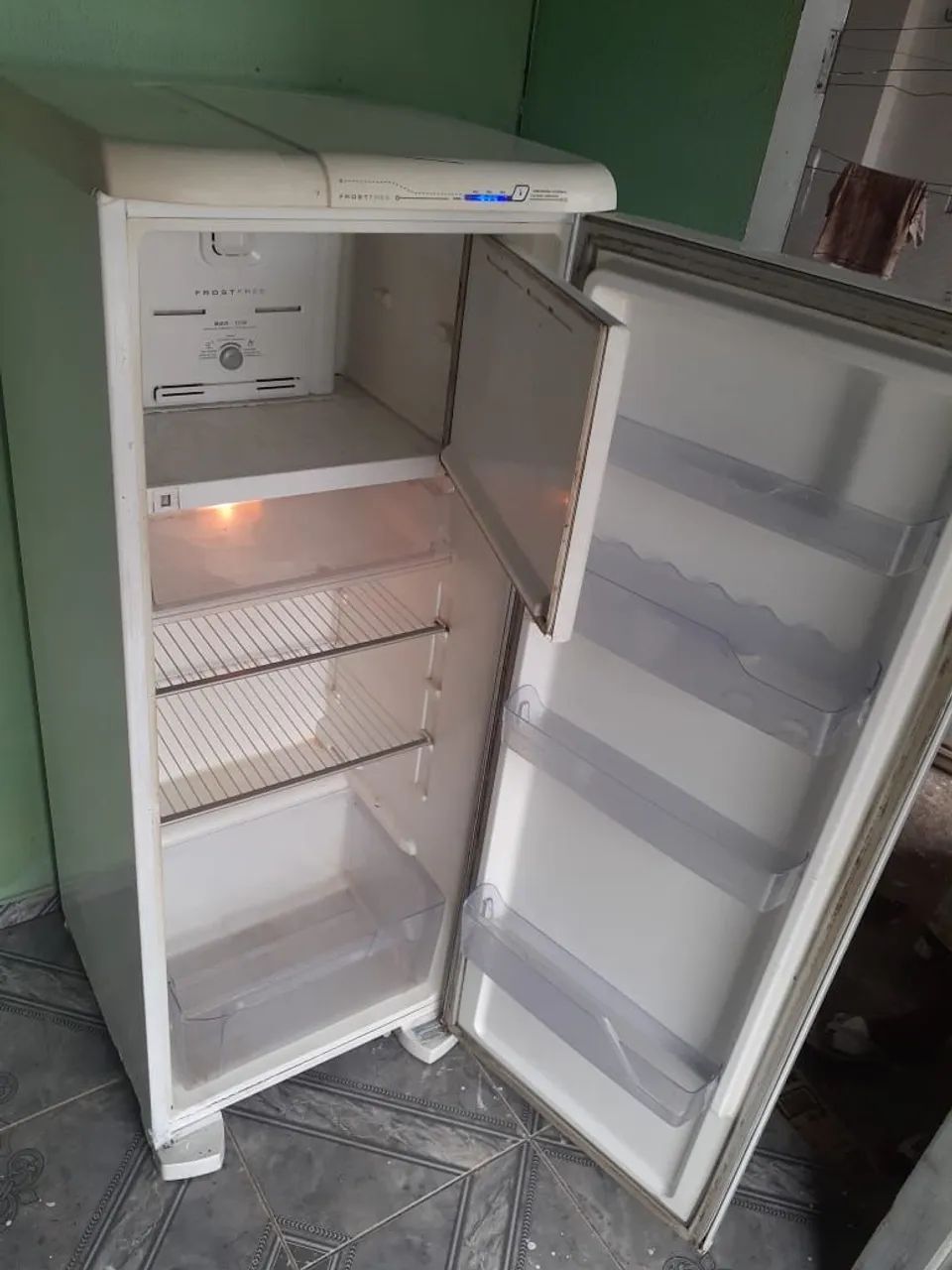 Vendo geladeira Eletrolux ótima 