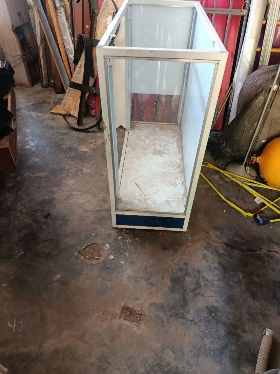 Balcão pequeno de ferro e vidro 
