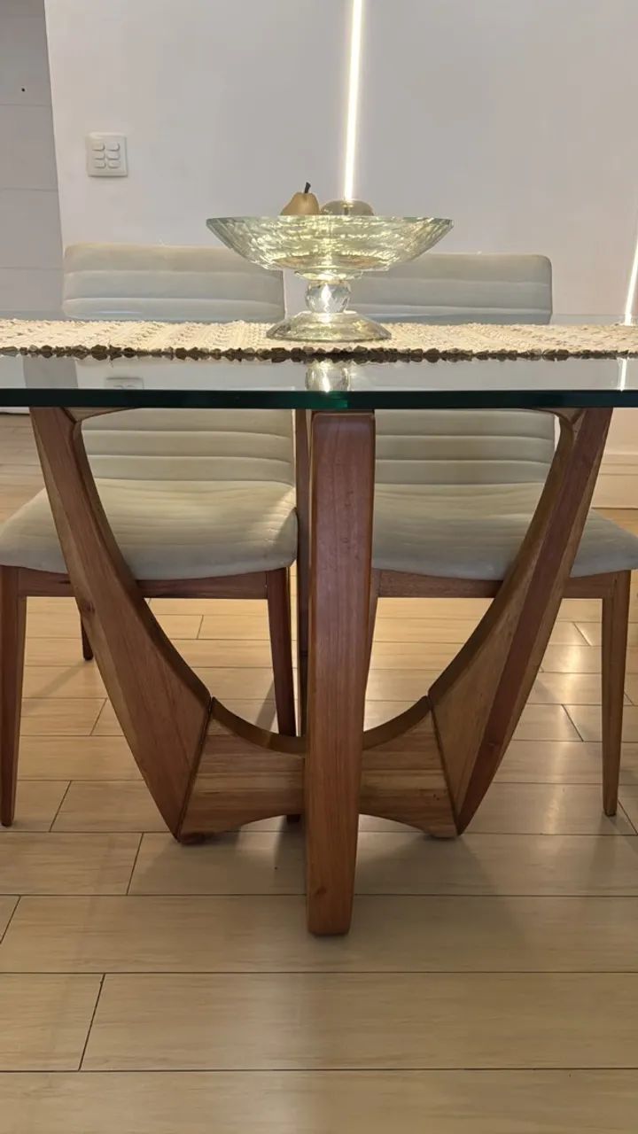 Mesa de jantar com tampo de vidro e 5 cadeiras  - Foto 2