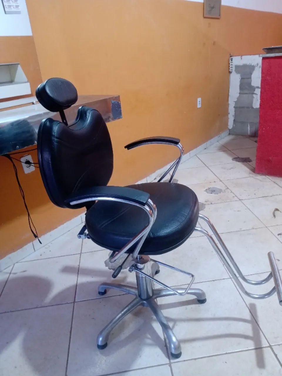 Cadeira, bandeirola, espelho e balcão para barbearia. - Foto 5