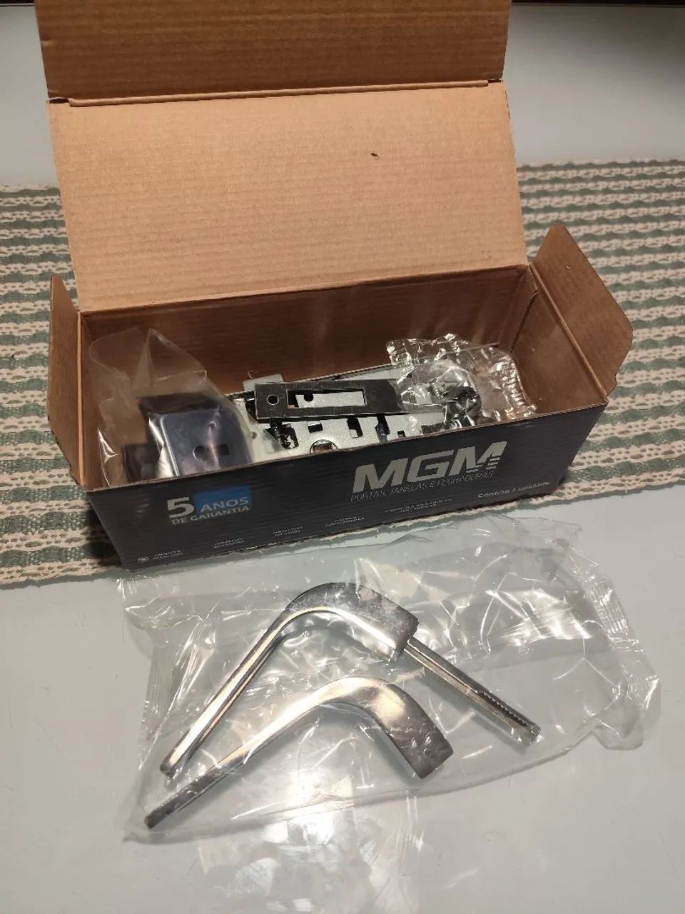 Fechadura para porta MGM cromada (lacrada)