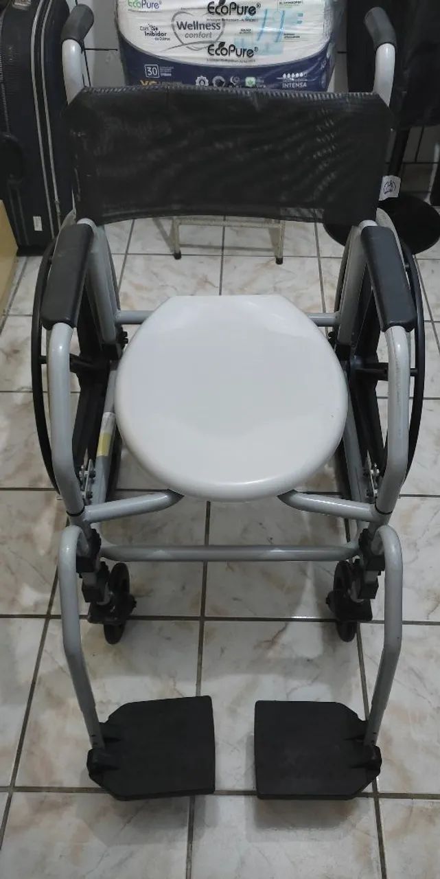 Cadeira de rodas sanitária