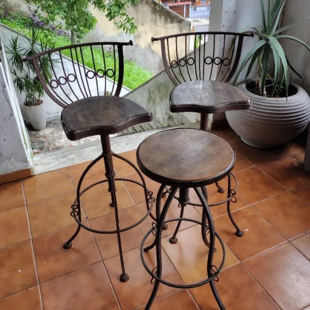 Banquetas rústicas estilo bistrô de madeira e pé de ferro