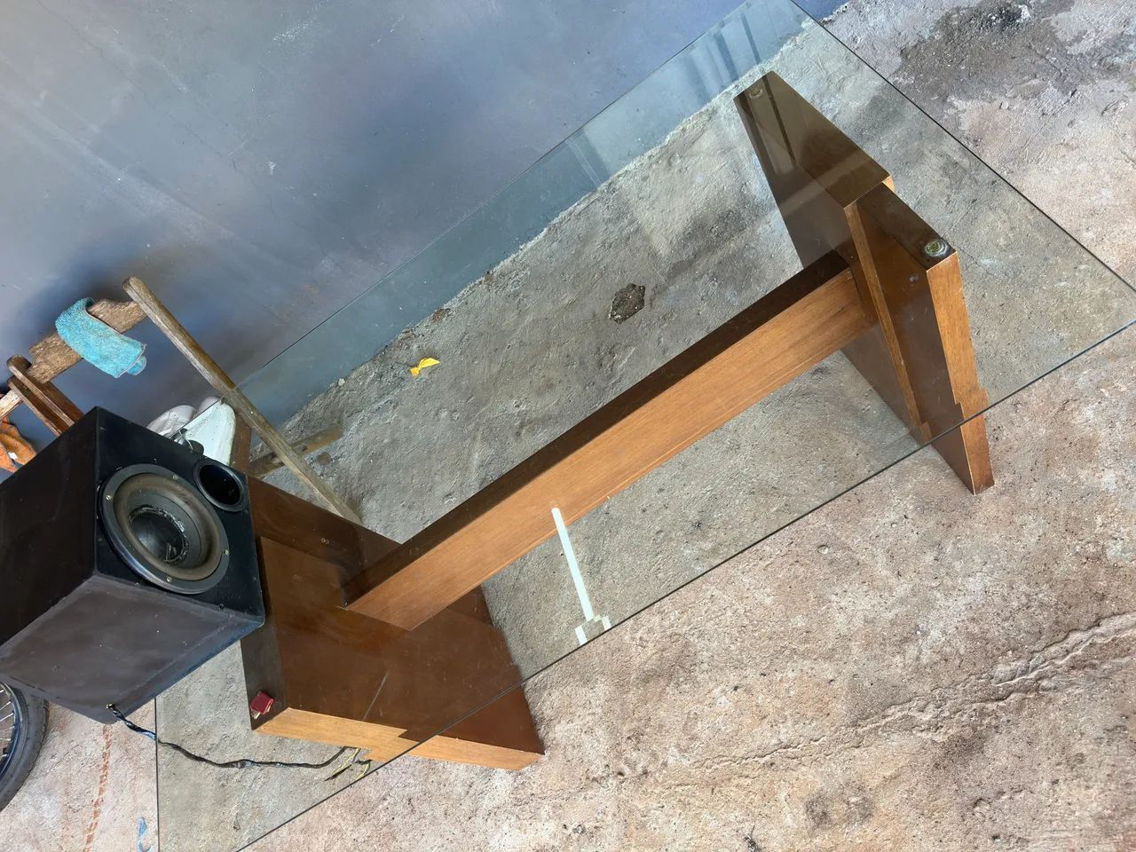 Vendo mesa de vidro com base em madeira de verdade  - Foto 3